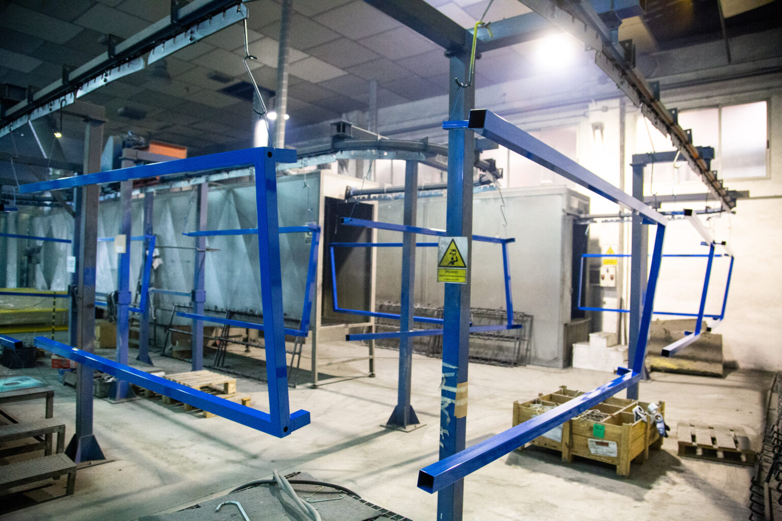 Estructuras metálicas azules en el taller